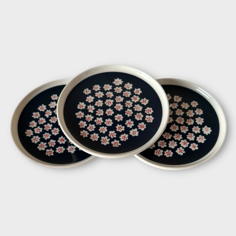 Three Marimekko Puketti Navy Rust Flower Plates 5-1/4"/13 cm Annika Rimala NWT - Picture 4 of 9